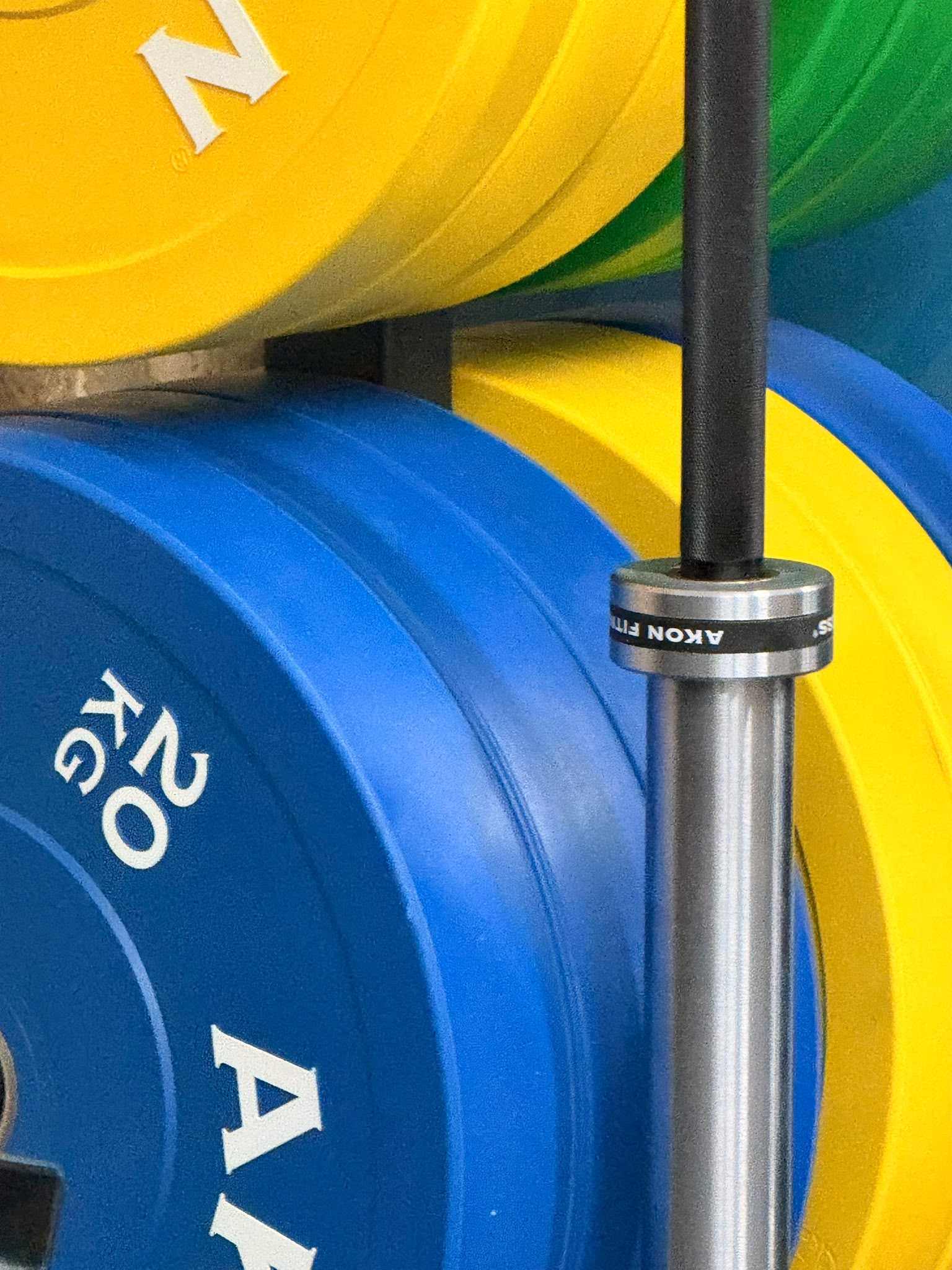 Primer plano de discos de entrenamiento apilados.